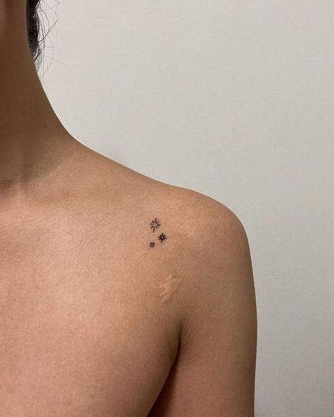 sparkles star and heart tattoo on shoulder next to scar Shoulder Heart Tattoo, Star And Heart Tattoo, Minimal Star Tattoo, Heart Star Tattoo, Small Tattoo On Shoulder, Star Tattoo Shoulder, Heart And Star Tattoo, Sparkle Star Tattoo, Shoulder Tattoo Placement