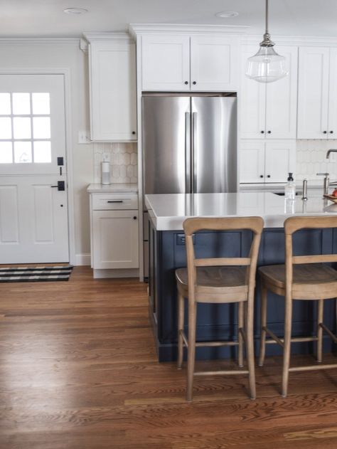 Back Door In Kitchen Layout, Kitchen With Back Door Layout, Door In Kitchen To Outside, Door In Kitchen, Beautiful White Kitchens, Kitchen Suite, Timeless Kitchen, White Kitchen Design, Modern Farmhouse Kitchens