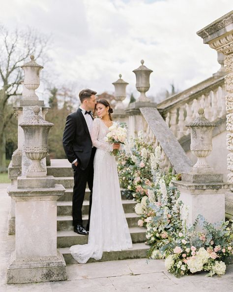 The Best Ways to Decorate the Stairs and Banisters at Your Wedding Wedding Stairs, Chiswick House, Shooting Couple, Winter Bridal Showers, Europe Wedding, Wedding Picture Poses, Authentic Wedding, English Wedding, Editorial Shoot