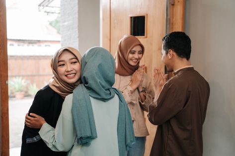 Iftar Photography, Ramadan Family, Malay Culture, Filter Tutorial, Games For The Family, Eid Photography, Halal Bihalal, Family Hug, Eid Celebration