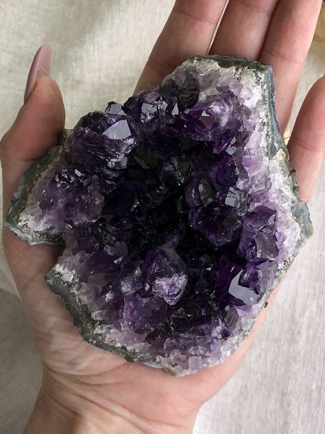 Amathis Stone, Amythest Crystals, Amethyst Aesthetic, Pretty Crystals, Amethyst Rock, Room Things, Black Amethyst, Crystal Aesthetic, Pretty Rocks