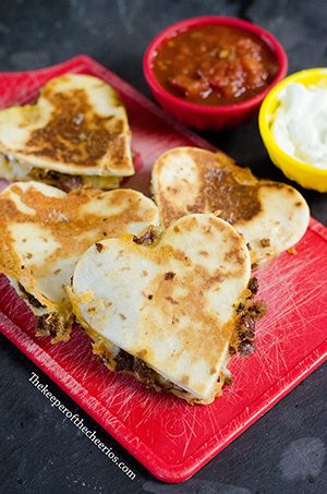 Taco Quesadillas, Easy Quesadilla, Quesadilla Recipes Easy, Valentines Food Dinner, Valentines Party Food, Heart Shaped Food, Valentines Snacks, Quesadilla Recipe, Valentine Dinner