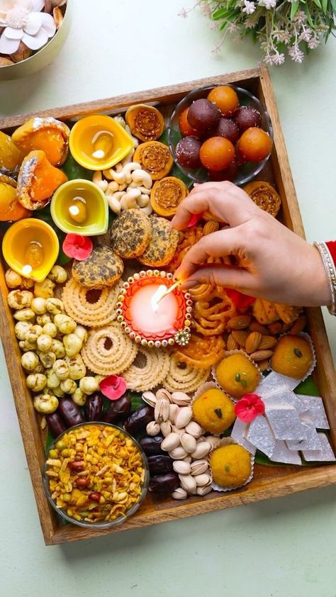 Diwali Charcuterie Board Ideas, Diwali Platters Ideas, Diwali Charcuterie Board, Diwali Food Decoration Ideas, Diwali Food Ideas, Indian Charcuterie Board, Indian Food Party, Diwali Board, Diwali Treats