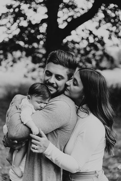 Family Pics With Newborn Outside, Family Portrait Newborn, Family Photo Poses With Newborn, Family Session With Newborn Outdoors, Newborn Photos Outside Fall, Newborn Family Of 3 Photos, Family Of 3 Photoshoot Newborn, Fall Pictures With Newborn, Family Photography With Newborn