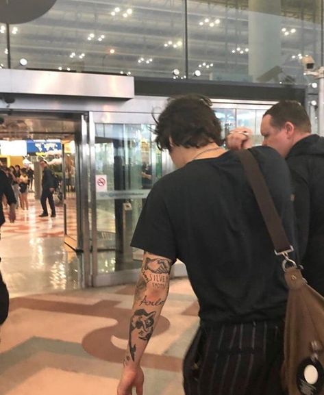 Harry at the airport of Bangkok  May 8, 2018 Arlo Tattoo, Harry Styles Pictures, Mr Style, Harry Edward Styles, Mode Inspo, Edward Styles, Favorite Person, One Direction, Boyfriend Material