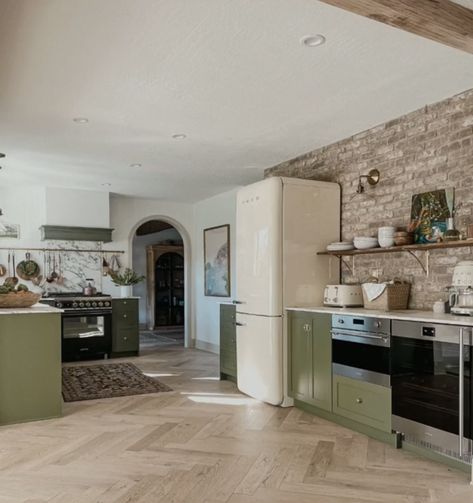 Green Appliances, House Aesthetics, Kitchen Work Tables, Smeg Kitchen, Smeg Appliances, Mcm Kitchen, Sage Green Kitchen, Green Apartment, European Kitchens