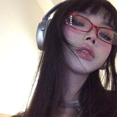 Makeup Look With Glasses, Bayonetta Makeup, Bayonetta Aesthetic, Makeup Looks Soft, Red Frame Glasses, Music Profile, Glasses Inspiration, Red Glasses, Image Swag