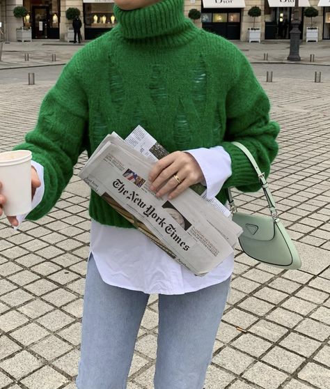 Kelly Green Sweater Outfit, Green Pullover Outfit, Green Jumper Outfit, Green Sweater Outfit, Kelly Green Sweater, Everyday Outfits Fall, Spring Sweater Outfits, Pullovers Outfit, Jw Pei