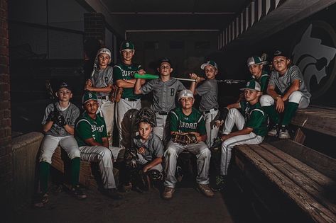 Group Baseball Pictures Boys, Baseball Team Photoshoot Ideas, Baseball Team Photo Ideas, Team Baseball Picture Ideas, Youth Baseball Pictures, Little League Baseball Pictures, Baseball Team Photos, Baseball Photoshoot Ideas, Pose Yearbook