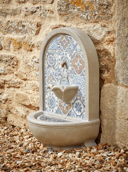 Moroccan Garden, Water Feature Wall, Lighting Garden, Garden Water Feature, Garden Decor Diy, Wall Fountain, Mediterranean Garden, Garden Items, Hanging Garden