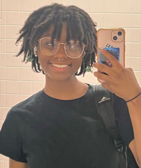 Black Enby Hairstyles, Short Dreads Women, Loc Mullets, Black Nonbinary People, Dreadlock Mullet, Loc Mullet, Mullet Locs, Poc Hairstyles, Short Dreadlocks