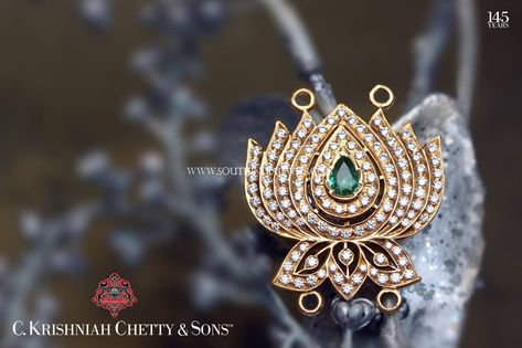 Diamond Moggapu For Chains, Gold Mogappu Designs For Chains, Gold Mogappu With Diamonds. Side locket Moggapu Design, Diamond Mogappu Chain Designs, Mogappu Chain Designs, Kundan Lockets, Small Earrings Gold, Jewel Design, Gold Pendent, Gold Bridal Necklace, Jewelry Designing