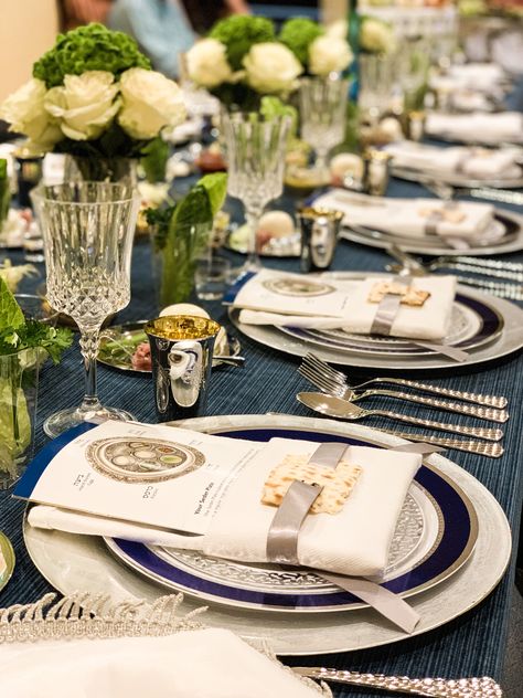 Passover Table Setting. Elegant Regal blue, white and silver Passover Seder table set up decor. Matza with silver satin ribbon. Shabbat Table Setting Ideas, Seder Table Settings, Sedar Dinner, Seder Table Decorations, Passover Decorations Table Settings, Passover Table Decor, Passover Tablescapes, Passover Sedar, Shabbat Dinner Table