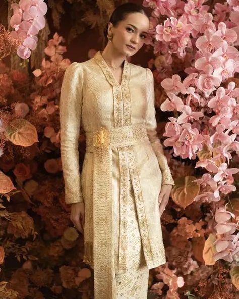 Melayu Wedding Dress, Kebaya Melayu, Enzy Storia, Songket Dress, Kebaya Lamaran, Model Dress Kebaya, Kebaya Lace, Baju Kahwin, Kebaya Wedding