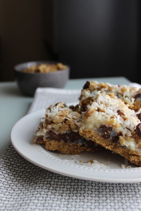 These Million Dollar Bars are the result of trying to hunt down a Zupas Million Dollar Bar copycat recipe! These bars are chocolatey, gooey, messy perfection! Million Dollar Bars, Magic Bars, Gourmet Cooking, Cookie Bar Recipes, Million Dollar, Best Dessert Recipes, Fun Cooking, Dessert Bars, Cookie Bars