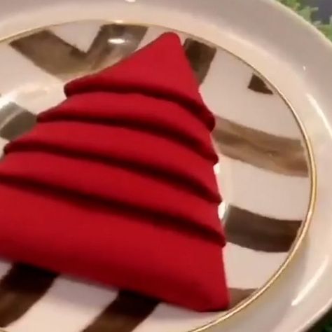 Video Here’s how to do a Christmas tree napkin fold - ABC News Fold Napkins Christmas, Folding A Napkin, Napkin Folding Rose, Napkin Folding Video, Tree Napkin Fold, Fold A Napkin, Christmas Tree Napkin Fold, Christmas Tree Napkin, Fold Napkins