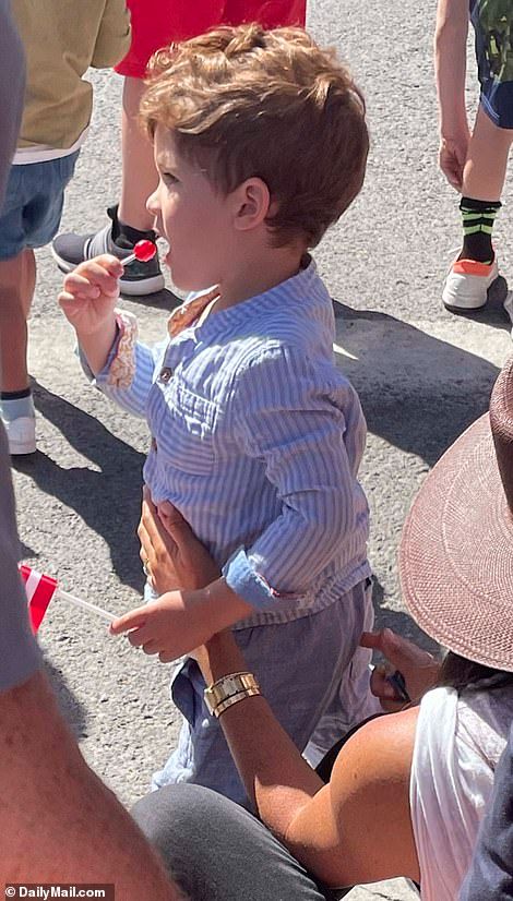 Archie Harrison, Princ Harry, Royal Family Fashion, Red Lollipop, 4th Of July Parade, Prins Harry, Prince Harry And Megan, Meghan Markle Prince Harry, Prinz Harry