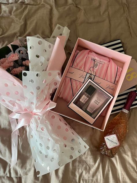 Birthday Present Set Up, Birthday Inspo Gifts, Birthday Aesthetic Presents, 18th Birthday Gifts Aesthetic, 18th Birthday Gifts Girl, 19th Birthday Present Ideas, 18th Birthday Ideas Gifts, 18th Bday Gift Ideas, 18th Birthday Wishlist