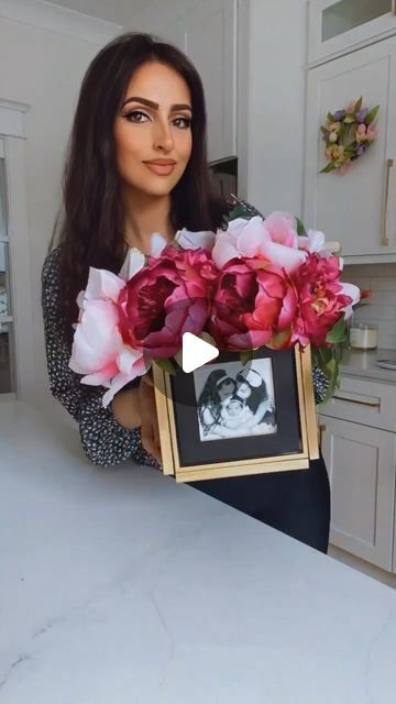 Mother’s Day Gifts From Kids With Pictures, Mother’s Day Craft With Photo, Picture Frame Vase Diy, Mother’s Day Craft Dollar Tree, Happy Mother S Day Gift, Mothers Day Gifts Pictures, Mother’s Day Diy Pictures, Dollar Tree Photo Frame Ideas, Picture Frame Flower Arrangement