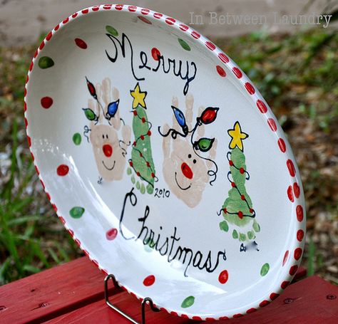 Painted Christmas Gifts, Christmas Platter, Footprint Crafts, Christmas Plate, Handprint Crafts, Navidad Diy, Mom Christmas, Christmas Plates, Noel Christmas