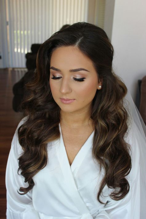 One Side Hairstyle Wedding Bridesmaid, Wedding Hairstyles Face View, Wedding Curls Long Hair, Classic Bridal Hair Half Up, Wedding Hair Styles Brown Hair, Wedding Hairstyles Half Up Half Down Side Part, Deep Side Part Hairstyles Wedding, Pinned Up Wedding Hair, Wedding Hair Down With One Side Pinned