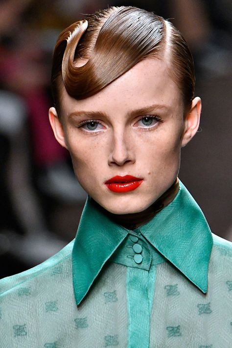 The Best Hair and Makeup Trends From the Fall 2019 Fashion Shows Fashion Forward Hairstyles, High Fashion Short Hair, Vogue Hair, Hair Fashion Show, Hair Fashion, Fashion Show Hair, Fashion Show Hairstyles, Model Hairstyles Runway, Hair Editorial