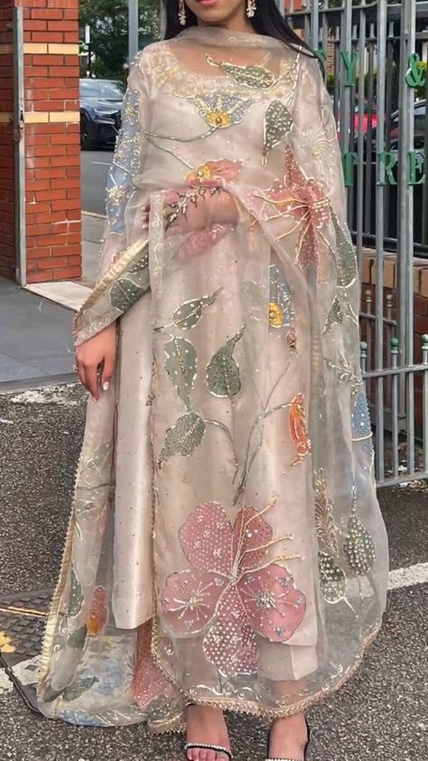 Mughal Outfit Women, Organza Wedding Dress Pakistani, Organza Dresses Pakistani, Embroidery Dress Designs Pakistani, Heavy Embroidery Suits Design Pakistani, Mughal Outfits, Pakistani Dupatta Suit, Aesthetic Pakistani Dresses, Organza Dress Designs Pakistani