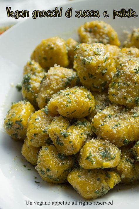 Un vegano appetito: Vegan gnocchi di zucca e patate con sugo alle erbe Vegan Gnocchi, Pumpkin Recipes Dinner, Sage Sauce, Avocado Pesto Pasta, Pumpkin Gnocchi, Pumpkin Recipes Healthy, Savory Pumpkin Recipes, Pumpkin Recipes Easy, Cooking Pumpkin