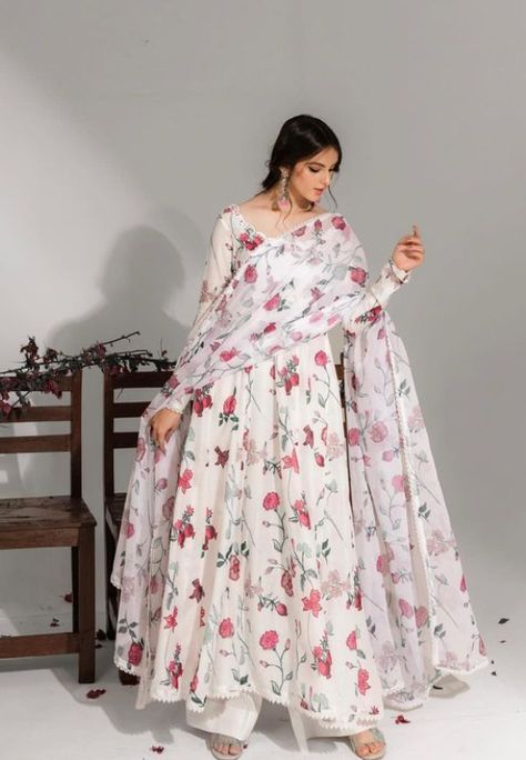 Desi Gown Dresses, Frock Suit Anarkali, Daytime Glam, Simple Frock Design, Trendy Outfits Indian, Simple Frocks, Eid Outfit, Anarkali Dress Pattern, Chic Maxi Dresses