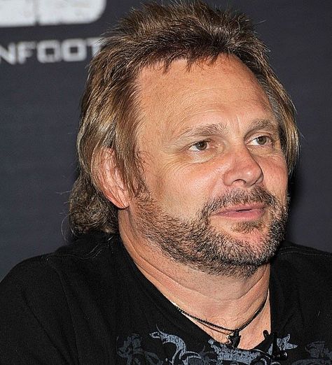 HAPPY 67th BIRTHDAY to MICHAEL ANTHONY!! 6/20/21 Born Michael Anthony Sobolewski, American musician who was the bassist and backing vocalist for American hard rock band Van Halen from 1974 to 2006. He performed on Van Halen's first 11 albums and was their longest-tenured bassist. Eddie Van Halen Short Hair, Michael Anthony Van Halen, Happy 67th Birthday, Van Halen Sammy Hagar, Van Halen Album Covers, Van Halen Concert, 67th Birthday, Band Van, Michael Anthony