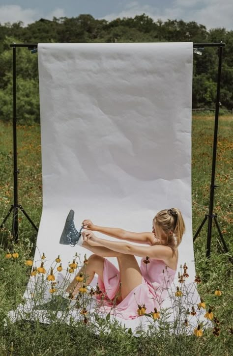 Outdoor Photoshoot With Backdrop, Lawn Chair Photoshoot, Tapestry Photoshoot Ideas, Outdoor Studio Photoshoot, Outdoor Photoshoot Backdrop, Outdoor Studio Photography, Backdrop Outdoor Photoshoot, Outdoor Backdrop Photoshoot, Outdoor Sheet Photoshoot