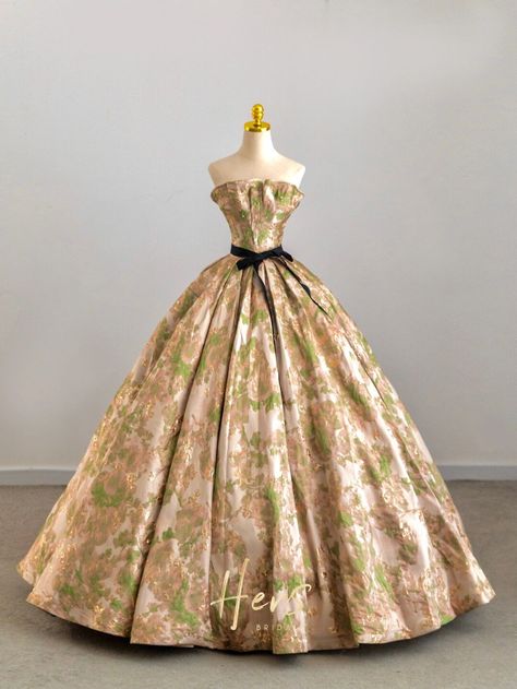 Victorian Dressing Gown, Vintage Prom Dresses 1950s, Floral Dresses With Sleeves, Victorian Gown, Vintage Ball Gowns, Big Dresses, Gowns Dresses Elegant, Royal Dresses, Pretty Prom Dresses