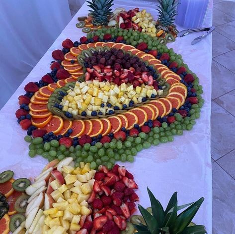 Veggie Display Wedding, Fruit Tray For Engagement Party, Anniversary Fruit Tray, Engagement Party Fruit Platter, Fruit Tray Designs Parties, Wedding Fruit Tray Ideas, Wedding Fruit Table Ideas, Fruit Table Display Wedding Buffet Ideas, Diy Fruit Table