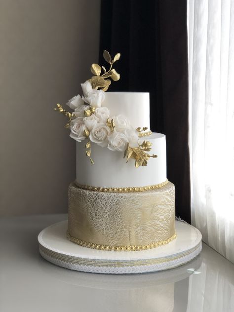 Beige And White Wedding Cake, Cake With Diamonds, Raisa Wedding, Cake Engagement, Champagne Wedding Cakes, Navy Gold Wedding, Champagne Wedding Colors, Simple Cakes, Wedding Cake Pearls