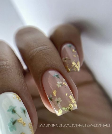 Dehydrated Flower Nails, Single Flower Nail Art, Almond Foil Nails, Spring Nails With Dried Flowers, Gold And Flower Nails, Gold Flower Nail Designs, Nail Art With Gold Foil, Dry Flower Nail Designs, Dryflower Nails