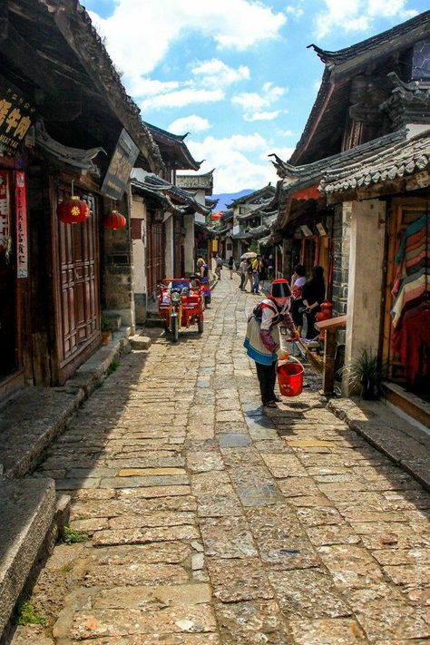 Japan Lamp, Lijiang China, China Aesthetic, Soothing Images, Ancient Chinese Architecture, Ghost City, China Garden, Yunnan China, Stone Street