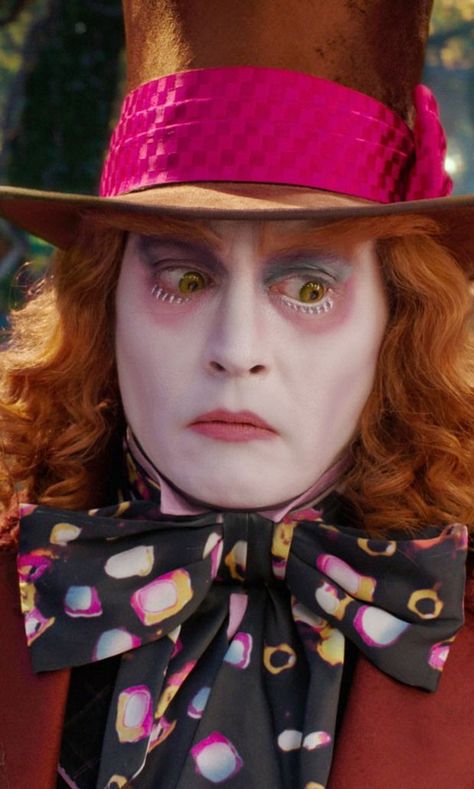 The Ultimate Guide to 2016's Hottest Pop Culture Halloween Costumes Tarrant Hightopp, Johnny Depp Mad Hatter, Johnny Depp Characters, Barnabas Collins, Mad Hatter Costume, Alice In Wonderland Aesthetic, Mia Wasikowska, Johnny Depp Movies, Wonderland Costumes