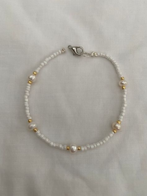 Gold Beaded Bracelets Diy, Gold And White Bead Bracelet, Summer Bracelet Inspo Beads, Cool Bracelets With Beads, Gold And White Bracelet, White Pearl Bracelet Diy, Pretty Beaded Bracelets Diy, Pearl Seed Bead Bracelet, Beats Braslate