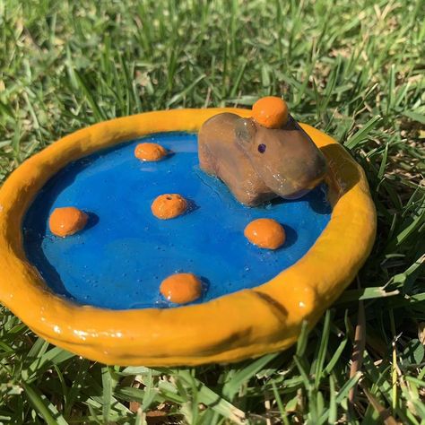 Capybara Clay Art, Clay Capybara, Easy Clay Ideas, Clay & Modeling Dough, Modeling Dough, Tanah Liat, Clay Diy Projects, Ceramic Ideas, Easy Drawings Sketches