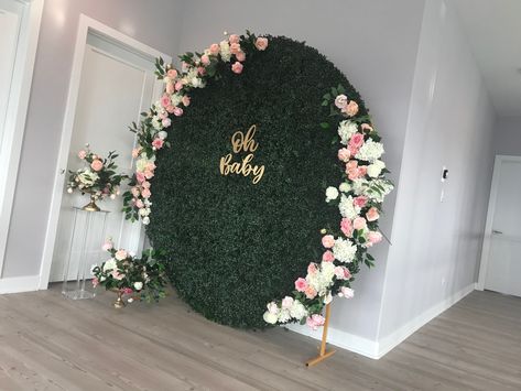 DIY - Round Grass Wall #wreath #decor #wedding #diywedding #diyweddingdecor #diyweddingideas #weddingdesign #diy #diywedding #weddingdecor #weddingdecorations #weddingdecorationideas #dollartreediy #dollartree #weddingplanning #silkflowers #floraldesign#luxurywedding #weddingceremony #bridalshower #backdrops #boxwood #weddinginspiration #weddinginsta #weddinginstagram #embroidery #embroideryhoop #weddingram #hoopdecor ##roundgrasswall Grass Wall Backdrop Wedding Diy, Boxwood Walls Backdrop, Round Grass Backdrop, Round Boxwood Backdrop, Diy Grass Backdrop Cheap, Diy Green Backdrop, Garden Backdrop Ideas, How To Make A Greenery Wall Backdrop, Grass Backdrop With Flowers