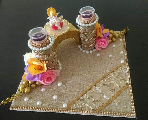 Ring Thali Decoration, Engagement Rings Tray, Engagement Thali, Ring Platter Ideas, Diy Mehndi Decorations, Wedding Plate Decoration, Wedding Ring Platter, Mehndi Rasam, Rings Tray