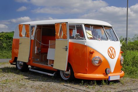 16 des plus beaux combi Volkswagen, pour fêter les 70 ans du célèbre véhicule Vw Kampeerwagens, Vw Splitscreen, Van Vw, Volkswagen Camper Van, T1 Bus, Vw Camper Van, Volkswagen Vans, Blue Bus, Volkswagen Van