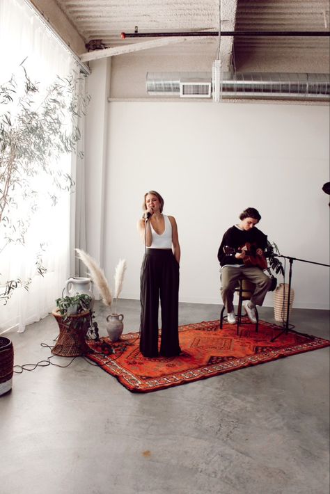 Acoustic Music Aesthetic, Singer Aesthetic Studio, Acoustic Singer Aesthetic, Acoustic Band Aesthetic, Music Video Shoot Aesthetic, Singing Together Aesthetic, Music Influencer Aesthetic, Simple Music Video Set Design Ideas, Singer In Studio