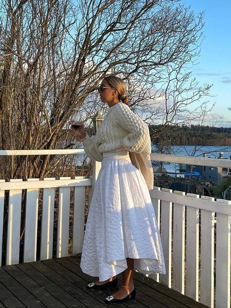 9 Cool Ways to Wear Maxi Skirts and Dresses This Winter | Who What Wear Comfy Skirt, Chic Outfit Ideas, Quilted Skirt, Ditsy Floral Dress, Fringe Leather Jacket, Maxi Skirt Outfits, Skirt Trends, Fancy Blouses, Chic Outfit