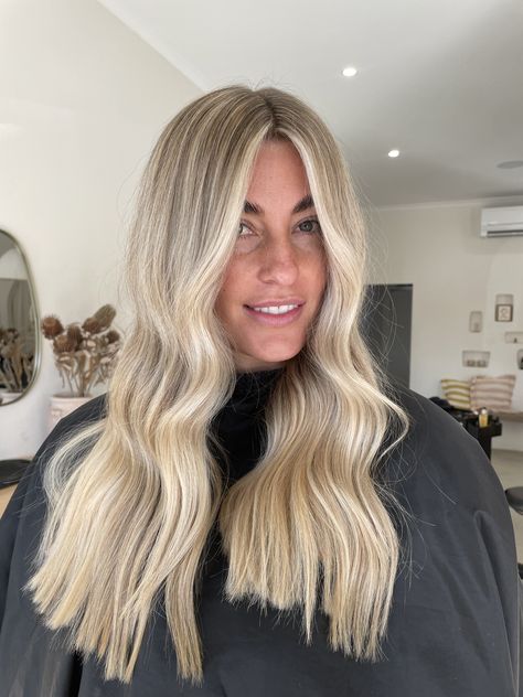 Half Head Foils Brunette To Blonde, Light Blonde Balayage On Brown Hair, Blonde Hair Inspo Balayage, Cute Mom Hair, Highlights Root Smudge, Warm Golden Blonde Balayage, Cutesy Hairstyles, Brown Hair With Blonde Balayage, Hair Colour Blonde