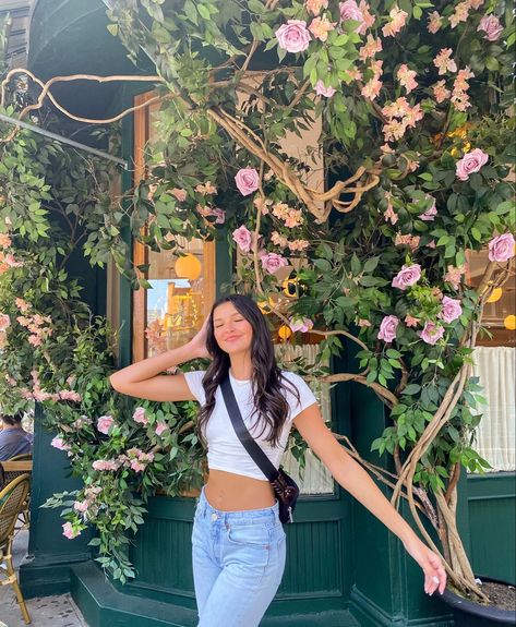 Flower outfit nyc pose candid simple summer Pics In Garden, Flower Garden Poses Photo Ideas, Flower Garden Pictures Instagram, Botanic Garden Outfit, Wall Poses Instagram, Flower Garden Poses, Flower Wall Photoshoot, Poses With Flowers Instagram, Club Poses