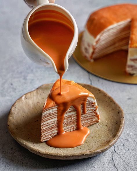 Thai Tea Crepe Cake, Crepe Cake Photography, Thai Tea Desserts, Thai Tea Cake, Thai Tea Cake Recipe, Thai Crepe, Crepe Photography, Thai Cake, Desert Restaurant