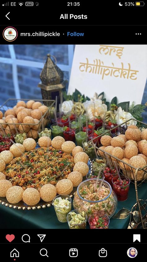 Lohri Food Ideas, Lohri Party Ideas, Indian Food Decoration Ideas, Dholki Food Ideas, Gaye Holud Food Decoration, Chaat Cuterie Board, Indian Food Display, Indian Food Party Table, Party Food Platters Indian