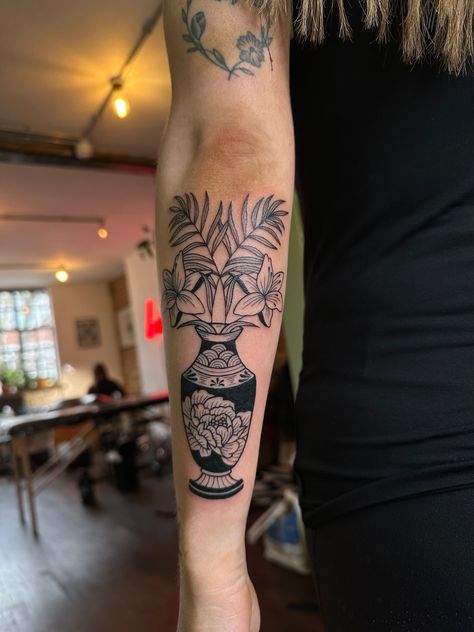 Mexican Pottery Tattoo, Mexican Vase Tattoo, Traditional Thigh Piece, Pitcher Tattoo, Traditional Tattoo Vase, Drew Tattoo, Vase Tattoo, Tattoo Placement Arm, Shin Tattoo