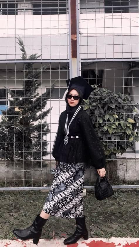 Kebaya Wisuda Hijab Graduation Hitam, Outfit Kebaya Modern, Outfit Graduation Hijab, Ootd Wisuda Hijab, Dress Graduation Hijab, Wisuda Style, Graduation Outfit Ideas Hijab, Black Kebaya, Black Outfit Hijab